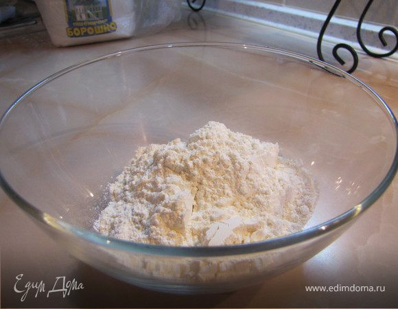 В миску насыпаем муку, сахар, соль, ваниль,