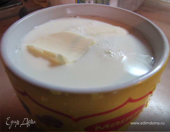 в молоко можно положить кусочек сливочного масла и разогреть в микроволновке