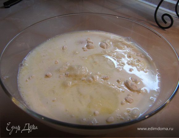 добавляем молоко, я специально выкладываю в той последовательности, в которой готовлю (меня этот рецепт не подводил), на комочки внимания не обращаем :)