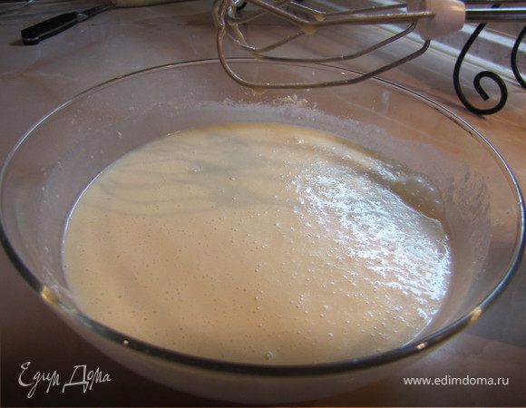 начинаем взбивать с самой низкой скорости миксера 3-5 с, постепенно скорость увеличиваем до максимальной, за 1-2 минуты Вы получаете тесто необходимой консистенции