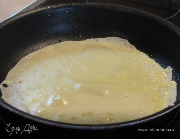 Нагреваем сковороду, смазываем маслом (только для первого раза) и вылываем пол черпака теста