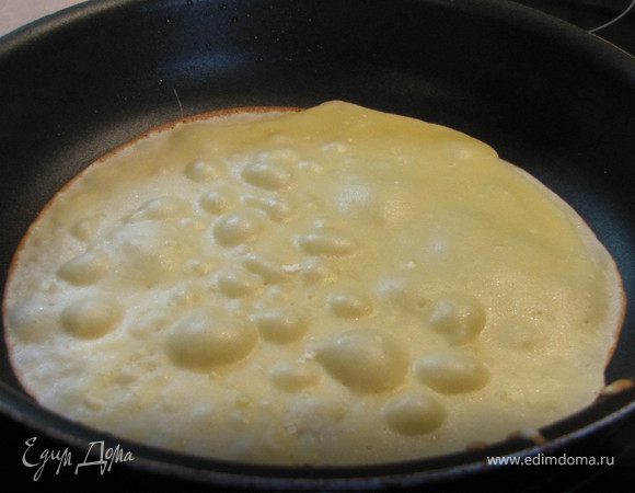 как только тесто схватиться, 10-18с, и примет матовый оттенок - блин готов к переворачиванию