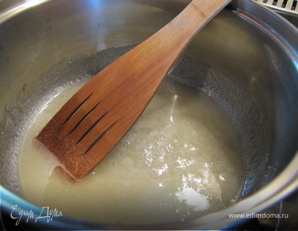 готовим крем, в моем случае - это белково-лимонный.
отдельно взбиваем белки, отдельно провариваем сахар с лимонным соком и желфиксом/желатином.