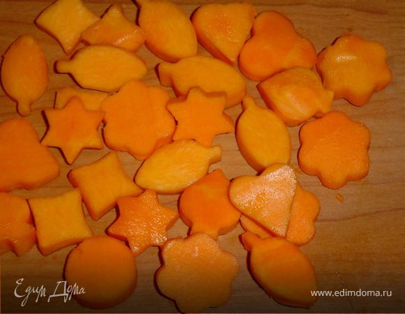 Тыкву очистить от кожуры и нарезать кубиками или фигурками, если хотите чтобы было красиво (только не очень толстыми), 