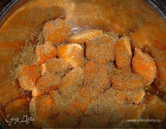 посолите, поперчите и обсыпьте панировочными сухарями.