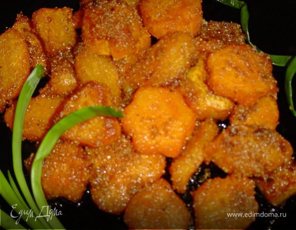 Выложите массу на сковородку с разогретым растительным (или оливковым) маслом и обжаривайте пока тыква не станет мягкой и не образуется корочка. 
 Приятного аппетита!