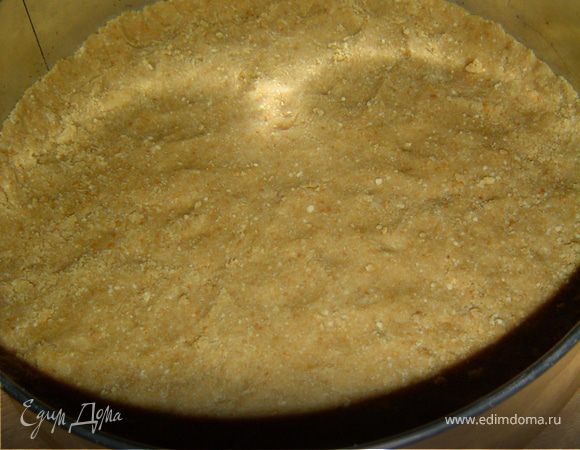 Измельчаем печенье, к нему добавляем так же измельченные орехи и размягченное масло, перемешиваем до однородной консистенции. Полученную массу распределяем равномерным слоем по дну разъемной формы (26см) и отправляем в холодильник.