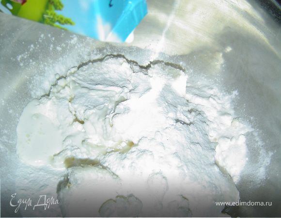 А теперь готовим творожный слой, для этого творог протираем через сито, смешиваем его со сливками, сахарной пудрой, ванилью и взбиваем до пышной массы.