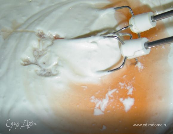 Персики выкладываем из банки и даем стечь сиропу. В горячем сиропе разводим желатин(у меня быстрорастворимый) и добавляем его к творожно-сливочной массе, аккуратно перемешивая.