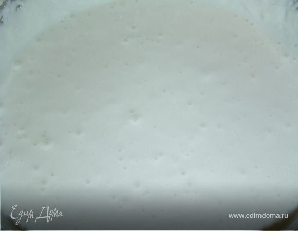 Сверху выкладываем творожную массу, и опять отправляем в холодильник. 