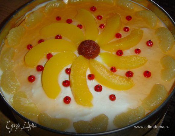 Когда творожная масса застынет, приступаем к заключительному этапу. Разводим готовое желе, только воды берем на треть меньше чем в инструкции. Сверху творожной массы выкладываем фрукты и ягоды, а сверху наливаем немного желе, так чтобы чуть -чуть прикрыло творожный слой и ставим в холодильник.Это для того, чтобы наши фрукты закрепились и сохранился выложенный рисунок.