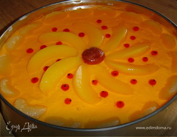 Когда первый слой желе застынет, выливаем оставшееся и опять в холодильник.