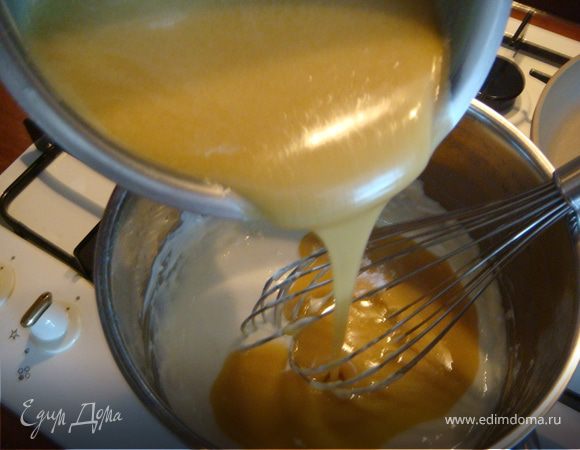 1. Сливочное масло растопить, не доводя до кипения, слегка охладтить и хорошенько вымешать с желтками и сахаром., до кремообразной консистенции. Просеянную муку соединить с 2 стаканами 11% сливок, поставить на умеренный огонь и непрерывно помешивая заварить до консистенции сметаны, остудить. Вмешать желтковую массу в тесто, добавить 1 ст взбитых 33%сливок, взбитые белки, посолить, хорошенько перемешать и выпекать на слабом огне. 
