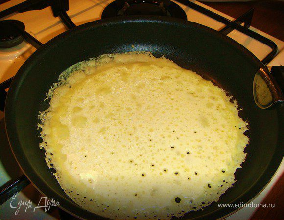 2. В просеянную муку добавить соль, яйцо, желток, молоко, растопленное сливочное масло и вымешать тесто. Оставить на пол часа "отдохнуть". Выпекать на сильноразогретой сковороде.
