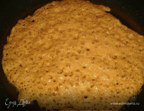 3.Просеянную пшеничную и гречневую муку, заварить кипятком, осторожно помешивая (я воспользовалась комбайном). Дать немного остыть и добавить разведенные в 100 мл теплой воды дрожжи. Поставить в теплое место. Когда тесто поднимется добавить в него 200 мл теплого молока и дать ему подняться вновь. Затем вскипятить молоко, добавить масло и обварить смесью тесто. Дать тесту немного остыть, добавить взбитые яйца, сахар, соль. 
