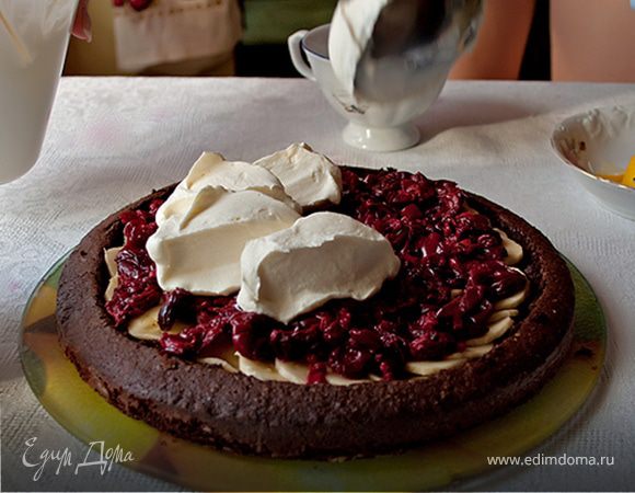 Начинка:
Режем бананы, вдоль или кружочками. Выкладываем на дно торта. Затем идет черед вишен (если они замороженные, дайте им предварительно стечь. Я еще дополнительно их отжала).
Сливки взбиваем с ванильным сахаром и желатином для сливок, либо взбиваем, добавляем обычный желатин и даем слегка схватиться. Затем выкладываем сливочное суфле сверху фруктов и прикрываем его крошками нашего шоколадного теста.
