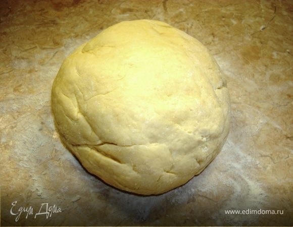 Взбить яйца с сахаром (я взяла полстакана, т.к. у меня абрикосовое варенье, которое само по себе сладкое). Добавить размягченное сл.масло или маргарин, творог, соду, соль. Все хорошо перемешать. И постепенно добавляя муку вымесить тесто, которое практически не должно приставать к рукам. Если пристает сильно, то добавьте еще муки. Скатайте в шар, накройте миской и пока вы заняты начинкой, пусть немного постоит, в холод не класть. 