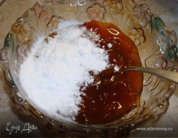 В миску налейте варенье (кстати, у моей подруги было вишневое повидло) и добавьте панировочные сухари из расчета примерно на 100г варенья – 1 ч.ложка с горкой сухарей. Должно получится не жидкая, но и не сильно густая смесь.