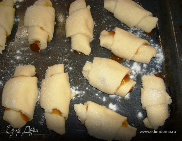 Противень смажьте маслом, присыпьте мукой и выложите на него наши рогалики сахаром кверху. Поставьте в заранее разогретую до 200 градусов духовку на 15-20 мин., они должны стать золотистыми.