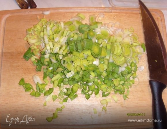Измельчить лук порей полукольцами