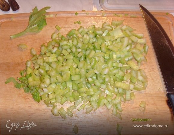 Измельчить стебли сельдерея