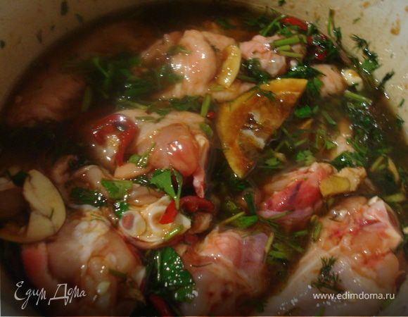 Для начала нарезать травку, раздавить чеснок, произвольно нарезать имбирь, порезать лимон. Теперь добавим мед, соус, масло, и хорошо помнем все ступкой.
Крылышки разрезать на фаланги, и отпарвить мариноваться не меньше чем на сутки, в холодное место.