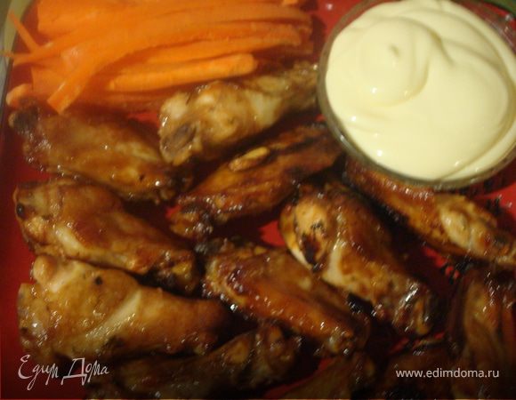 Когда крылышки хорошо промаринуются - обжариваем их в фритюре до золотистого цвета.
И смешиваем сыр, с ливками - до однородной консистенции.
В качестве гарнира можно порезать брусочками морковь и стебли сельдерея