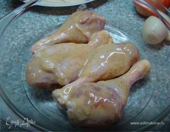 Духовку предварительно разогреваем до 180 градусов. Куриные ножки выкладываем в форму, предварительно смазав любым жиром. Запекаем 20 минут, затем переворачиваем и держим в духовке еще 30 минут.