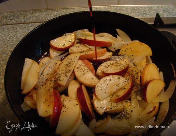 Займемся яблоками. Их следует вымыть, обсушить и удалить сердцевину. Мякоть нарезать дольками. Лук и чеснок очистить и также нарезать дольками. В сковороде разогреть масло и жарить лук с чесноком минуты 3, затем положить яблоки и жарить еще 3 минуты. Добавить зелень, влить белое вино и тушить еще 5 минут.