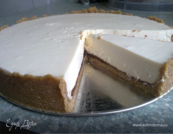 Творог взбиваем с 5 ст.л. сахара и 10 ст.л. сливок 10%.
Замачиваем 2,5 ст.л. желатина в 2/3 стакана воды.
Отдельно взбиваем 500 мл. сливок 35% с 2 ст.л. сахара.
Смешиваем творожную массу с взбитыми сливками и подогретым желатином. (По желанию можно добавить ликер). 
Выливаем получившееся на основу из печенья и ставим в холодильник не меньше, чем на 3 часа. 