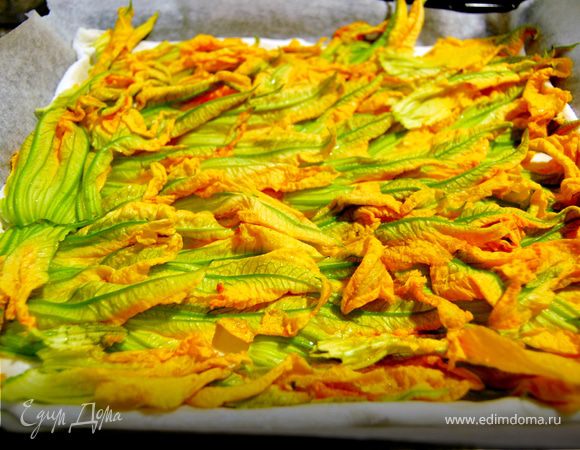 Цветки раскрыть и уложить на тесто, покрыв всю поверхность. 