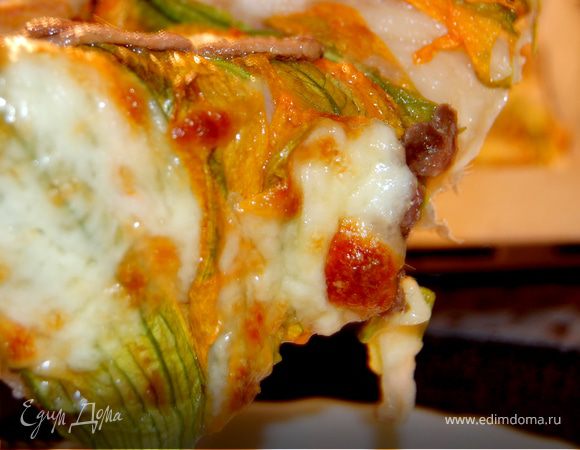 Поставить в разогретую до 200 градусов духовку и выпекать 20-25 минут. 
Готовую пиццу подавать сразу. Приятного аппетита! 