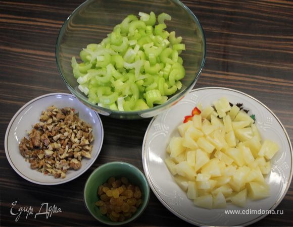 Порезать сельдерей и ананас из банки на кусочки. 