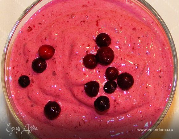 Все ингредиенты сложить в блендер(бруснику не размораживать) и взбить на высоких оборотах.Уложить в креманки и сразу кушать))Вкус потрясающий))Подойдёт и для завтрака и для вечернего десерта,и даже на праздничный стол))