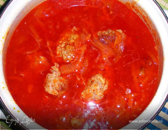 В фарш добавляем лук(через мясорубку),солим,перчим...формируем шарики и ПРИЖАРИВАЕМ на под.масле...слаживаем в кастрюльку.Готовим соус:лук и морковь пассируем на под. масле до золотистой корочки.Добавляем том.пасту+немного кипятка...солим,перчим,доводим до кипения и заливаем соусом тефтельки(так что бы покрыло).Проварить 10-15мин.ПРИЯТНОГО АППЕТИТА!!!