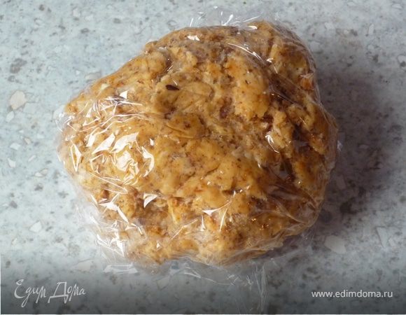 Смешиваем 150г муки, орехи, разрыхлитель, 1ст.л. порошка паприки, 1ч.л. соли, масло и 2 яйца до образования равномерного теста. Формируем шар, заворачиваем в пищевую пленку и оставляем на 30 минут.