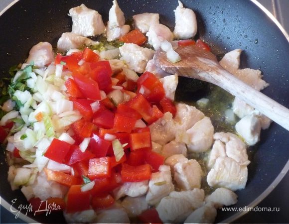 Добавляем лук и перец, продолжаем жарить.