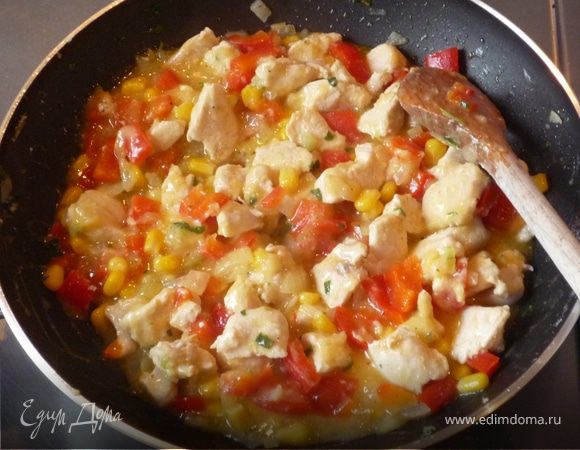 В конце добавляем кукурузу и специи. Кладем оставшуюся муку, вливаем бульон и тушим на медленном огне 15 минут.