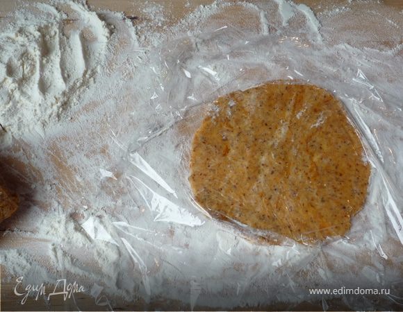 На присыпанной мукой поверхности раскатываем тесто на 12 кругов диаметром 10см. тесто липкое, поэтому для удобства можно раскатывать под пищевой пленкой.