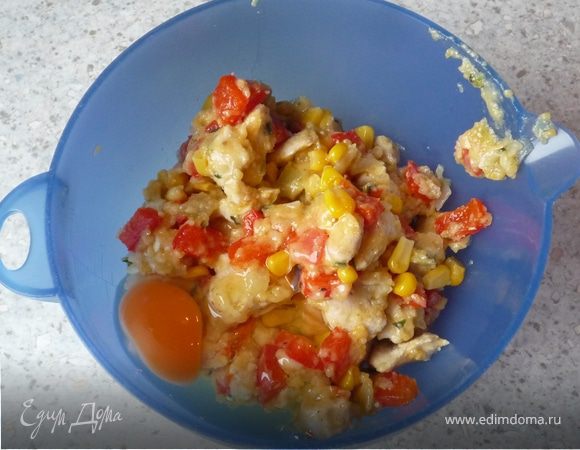 Тем временем смешиваем оставшиеся яйца с охлажденным рагу.