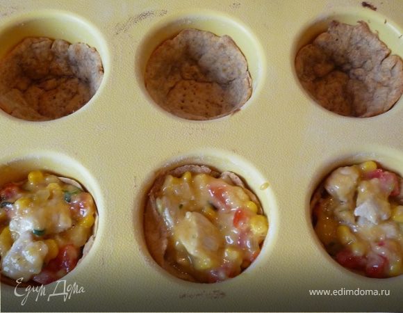 Выкладываем в запеченое тесто и продолжаем печь 20 минут.