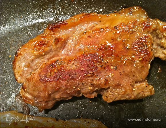 мясо немного отбить и обжарить на сковороде (без специй!) до золотистой корочки.