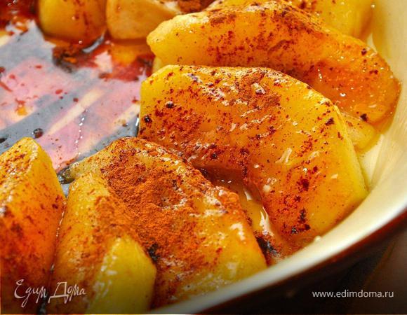 2.Quick Apple Pie

Теперь сделаем быстрый яблочный пирог. Быстрый, потому что из блинного теста. На самом деле, так как мы готовим эти блюда вместе, то начать следует именно с пирога, а именно включить духовку на разогрев до 180гр, и подготовить яблоки: очистить их от кожуры и сердцевины, и нарезать дольками – 1 яблоко на 6 частей. Теперь на сковородку растопим сливочное масло и выложим наши яблоки, посыплем их половиной нашего сахара и немного корицей. Обжарим с двух сторон по 3 минуты, сахар за это время карамелизируется. Теперь равномерно выложим яблочные дольки в форму для выпечки, у меня была керамическая круглая форма.
