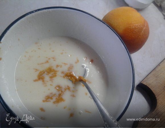 Взбить яйца с сахаром, добавить сметану, маргарин, цедру 1 апельсина, муку с разрыхлителем (вместо разрыхлителя я обычно использую соду+лимонная кислота в равных пропорциях). Замесить тесто (оно получается чуть гуще, чем на оладьи)