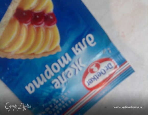 Смазать верх кремом. Я еще немного покапала растопленным шоколадом (для разных оттенков под желе). Уложить фрукты и залить торт желе. У меня было вот такое. Очень быстро застыло, мне понравилось.