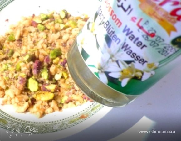 НАЧИНКА: Орехи измельчить до среднего размера в процессоре. Добавить сахар, апельсиновую воду и перемешать.
