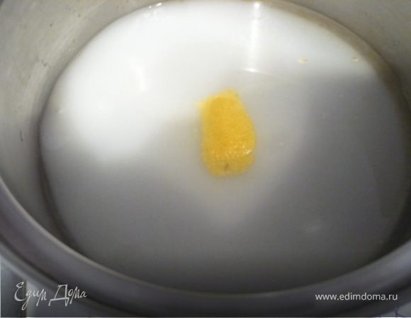 СИРОП: В кастрюлечку залить воду, лимонный сок и засыпать сахар и цедру. Нагреть на сильном огне до растворения сахара, потом уменьшить огонь и варить около 8 минут, до состояния легкого сиропа. В процессе советую не мешать ложкой, иначе сахар может кристализоваться. Сироп снять с огня, перелить в красивый кувшинчик и остудить.
