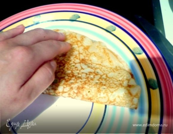 Немного протирая сковороду маслом, пожарить блины с ОДНОЙ стороны до золотистого цвета. Не волнуйтесь - тесто настолько легкое, что оно не останеться сырым с непражаренной стороны. Я жарю на масле из виноградных семян, так как оно самое нейтральное.  На непражаренную сторону, СРАЗУ ЖЕ, как только сняли со сковороды,  выложить на одну половинку, но ближе к середине 1 ст.л. начинки,  накрыть другой половинкой и прижать края - так они "склеятся". Подавать, полив сиропом.
