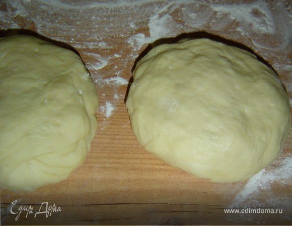 Просеять в миску 3 столовых ложки муки,смешать с дрожжами, влить теплое молоко,размешать,пока опару отставить в сторону.
Растопить масло,перелить в миску,добавить сахар,соль,ванильный сахар,растительное масло и яйцо,все хорошо перемешать,перелить смесь в опару, постепенно добавить остальную просеянную муку,замесить не тугое, а мягкое тесто, накрыть,убрать в тепло на 30-40 минут,не более,тесто должно за это время немного подойти.
Подошедшее тесто переложить на посыпанный мукой стол, немного его обмять,поделить на 2 части.