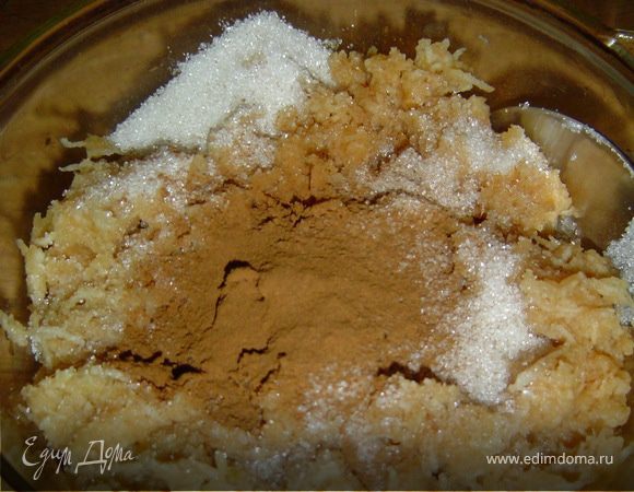 Натереть яблоко на мелкую терку,отжать лишний сок,смешать яблоко с сахаром по вкусу,добавить немного корицы.